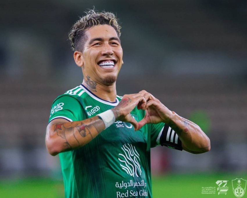 بين الهلال والأهلي من سيحلق لنهائي السوبر ؟